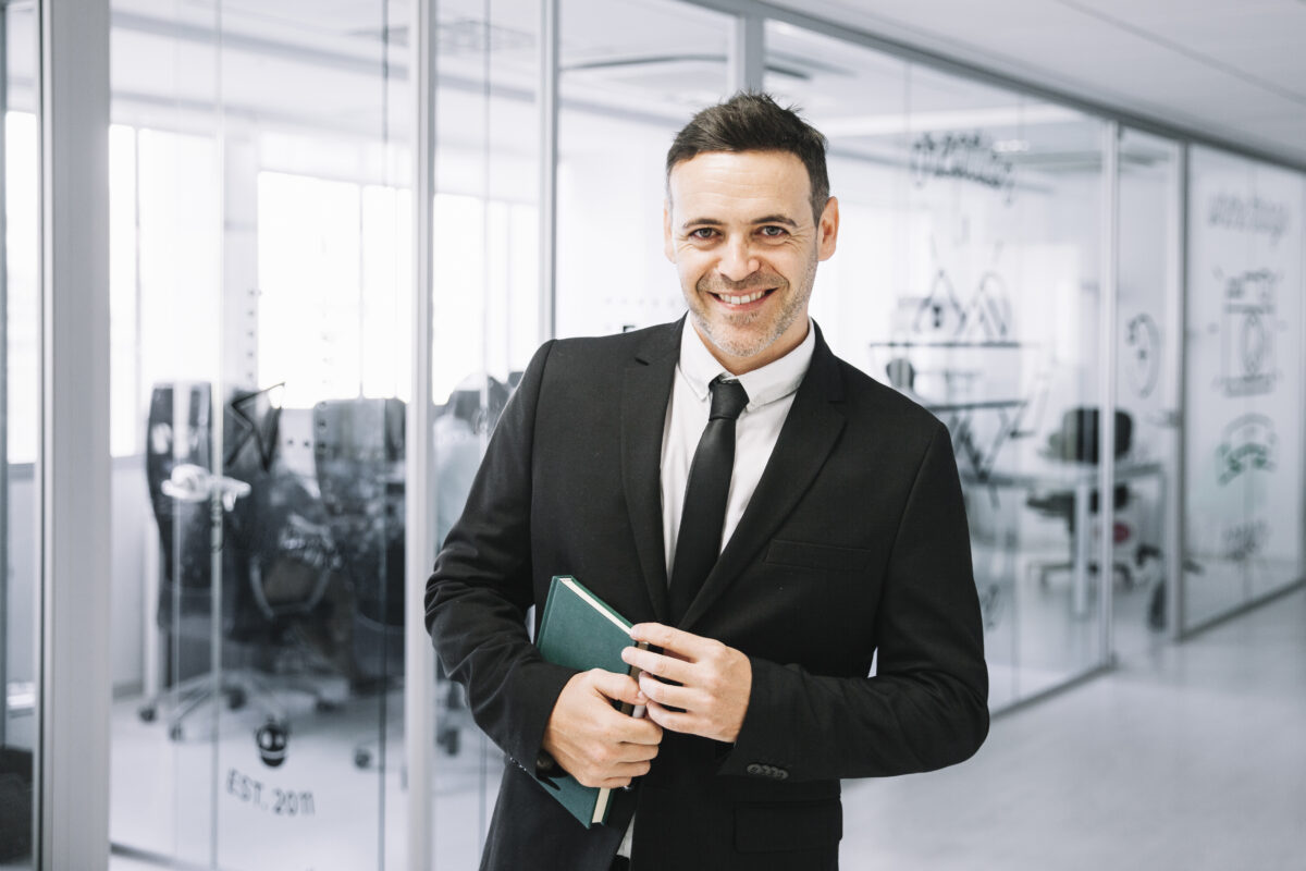 homem de terno em ambiente corporativo