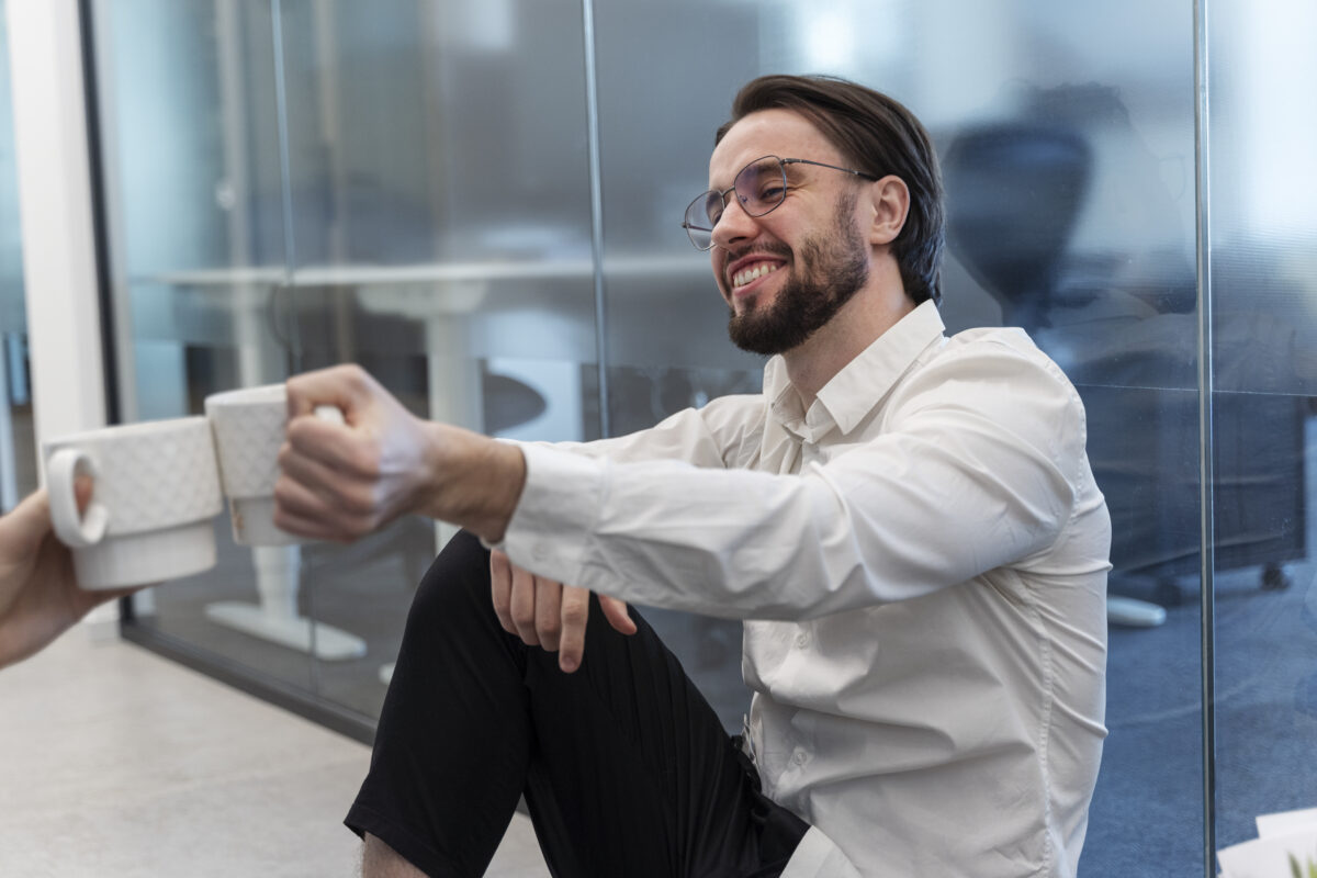 colaborador tomando café em seu ambiente de trabalho