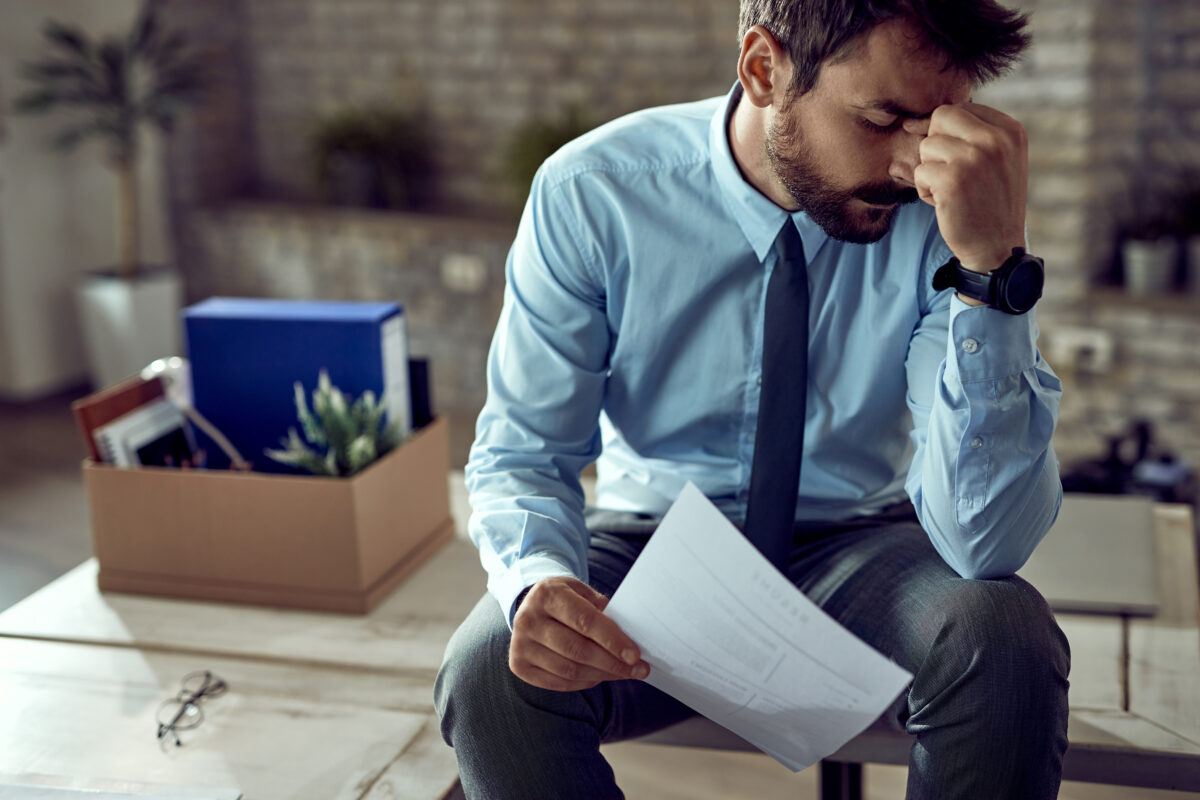 jovem colaborador frustrado depois de ser demitido do trabalho