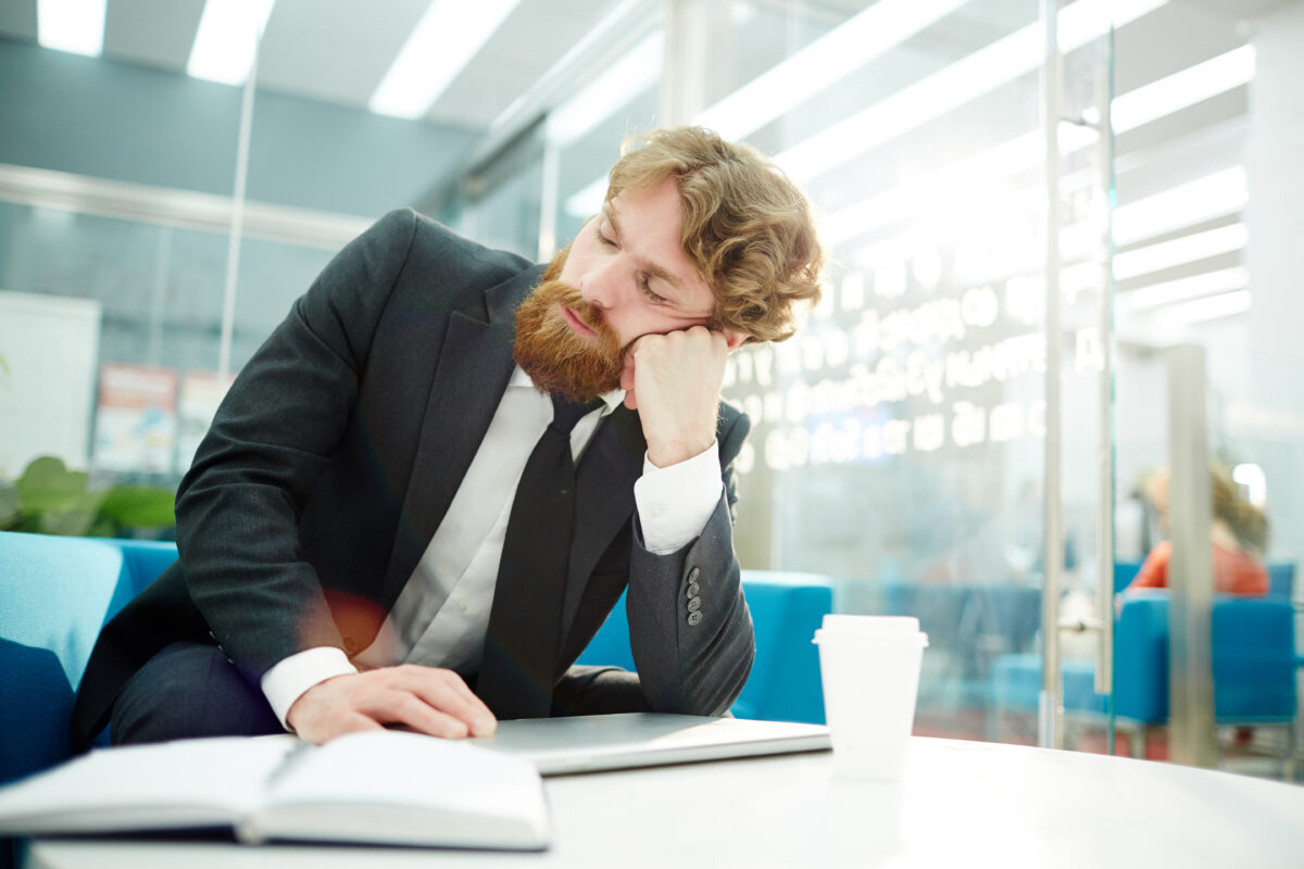 Homem indisposto em seu momento de trabalho