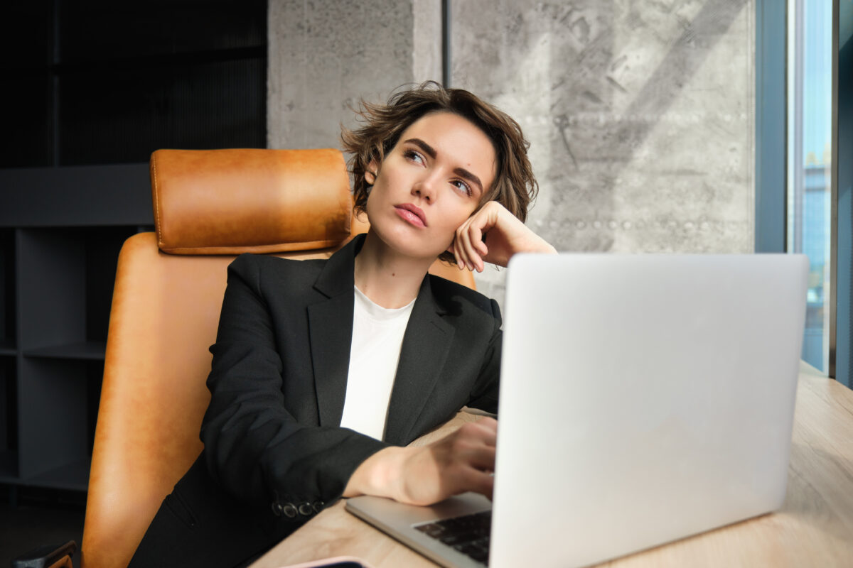 mulher pensativa sobre o seu trabalho