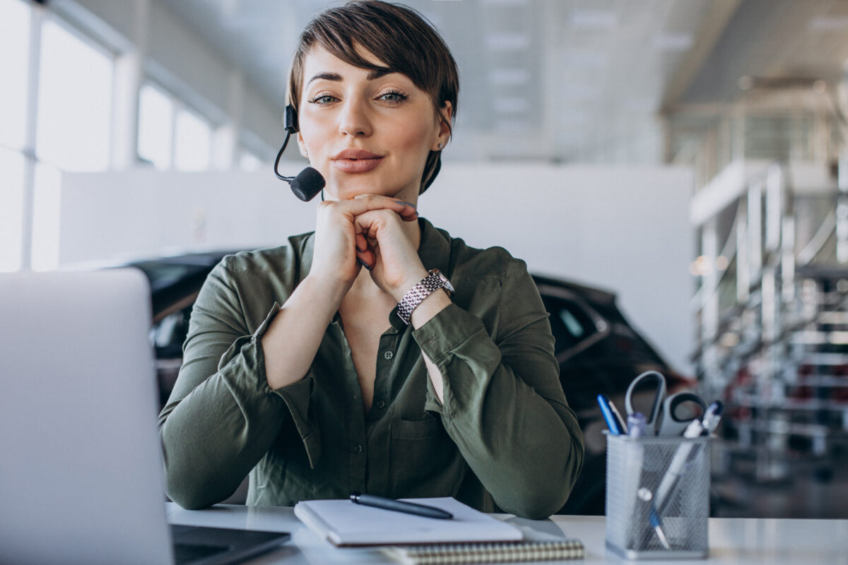 colaboradora em sua mesa de trabalho