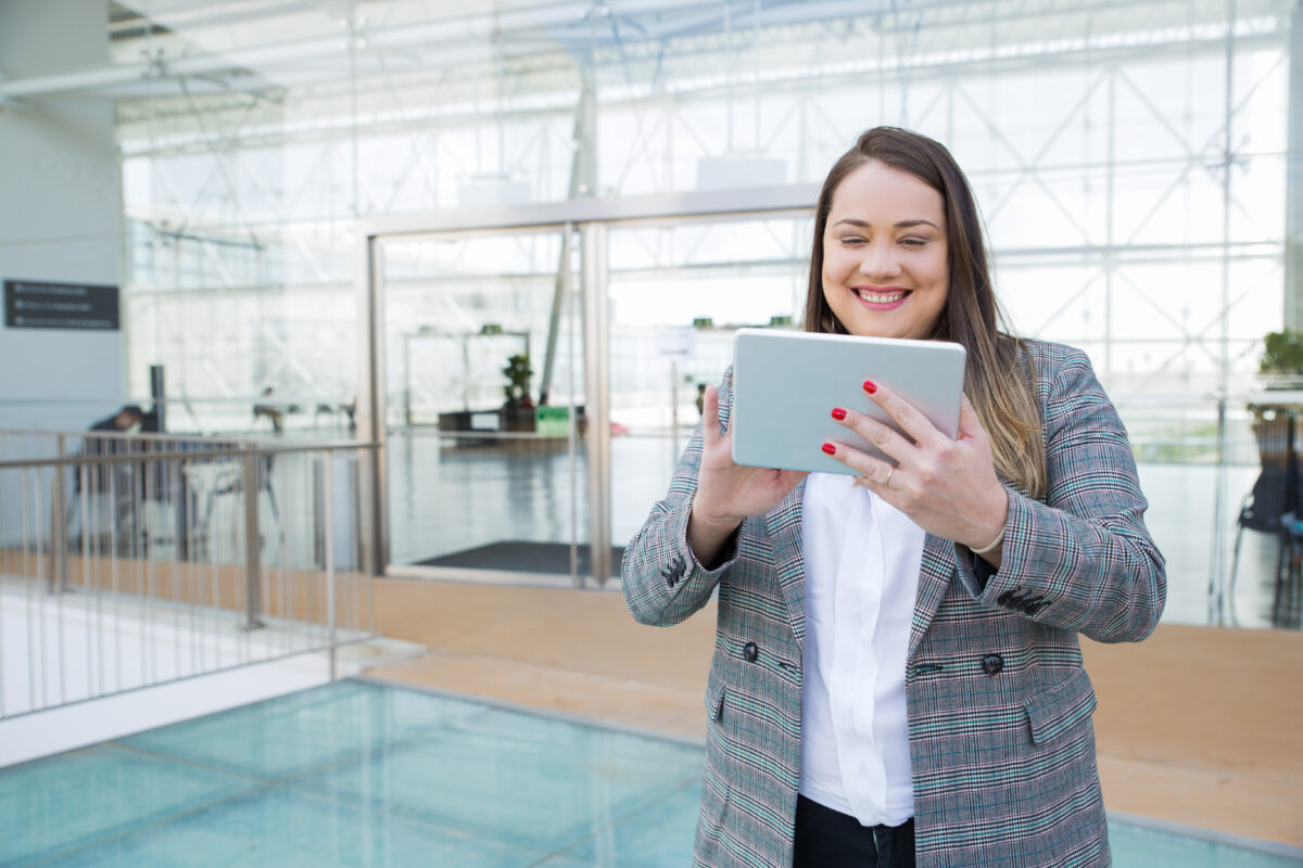 colaboradora realizando o registro de ponto pelo tablet