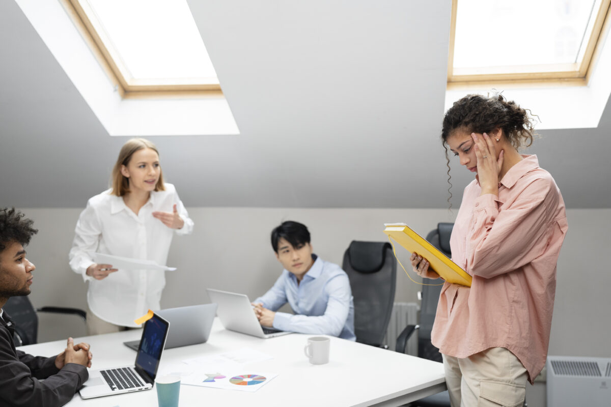 colegas enfrentando problemas de conflito de trabalho 