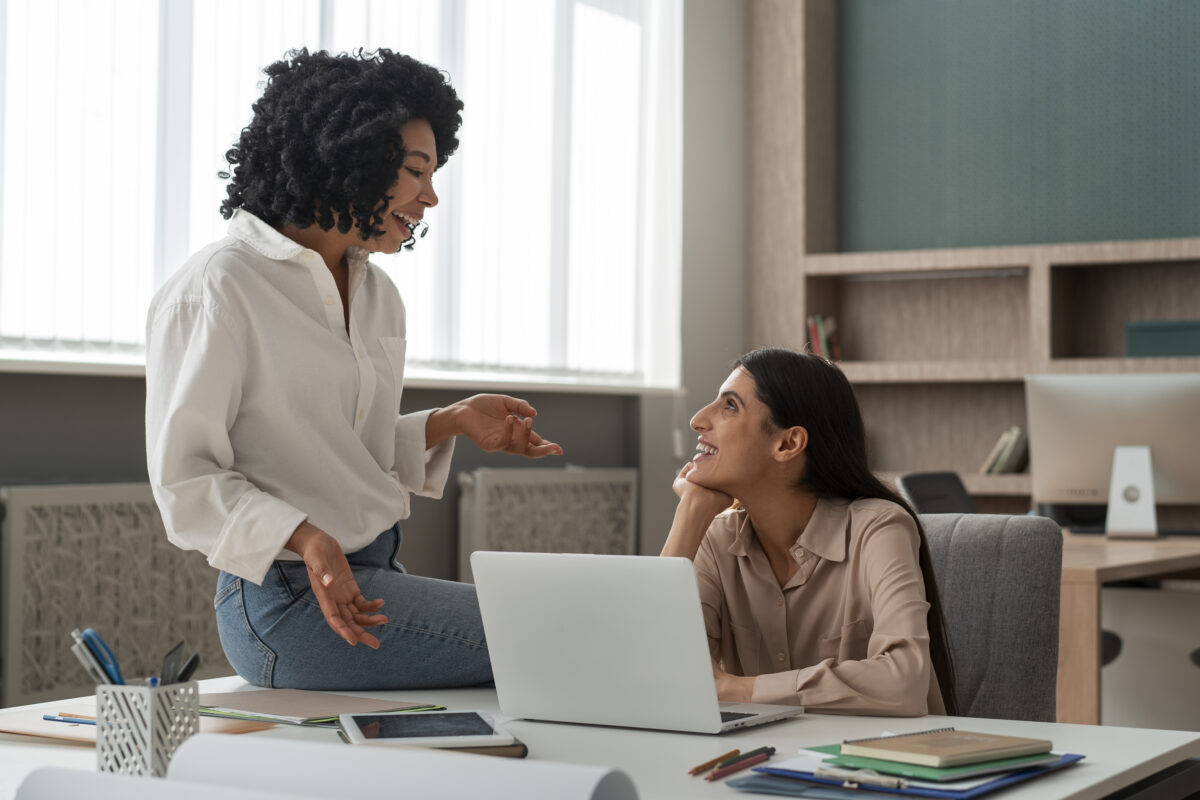 colaboradoras conversando em um momento de descontração no trabalho