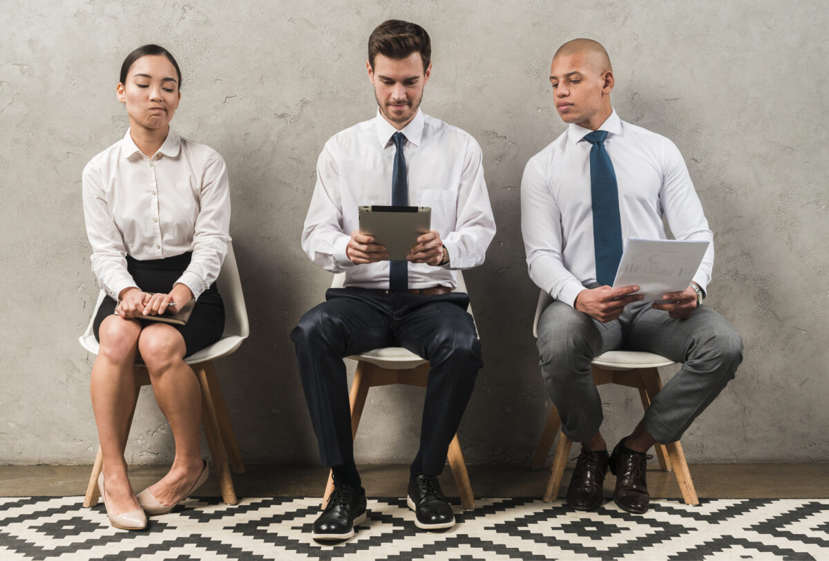 colaboradores aguardando para conversas com seus gestores