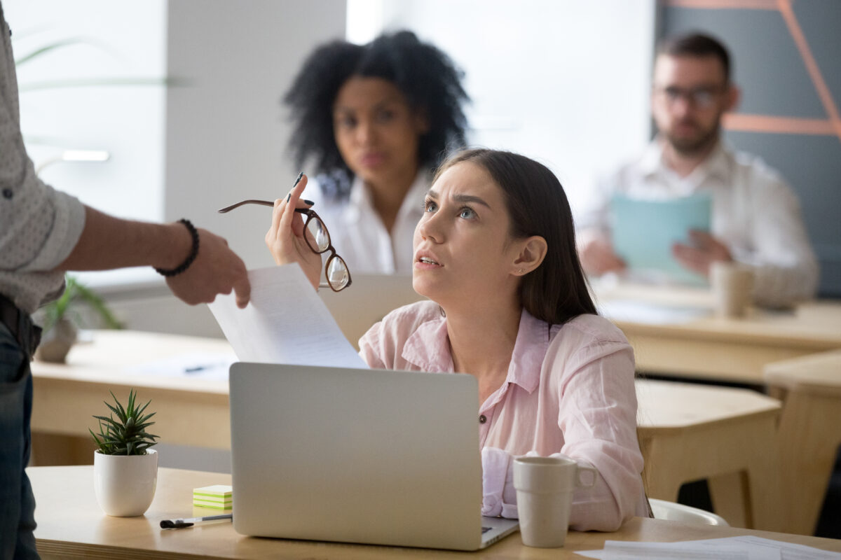 colaboradora visivelmente descontente em seu ambiente de trabalho