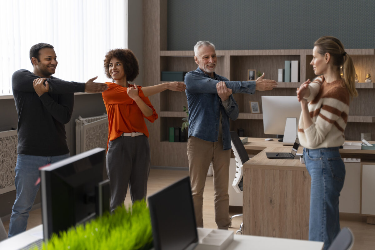 Colaboradores praticando ginástica laboral no trabalho