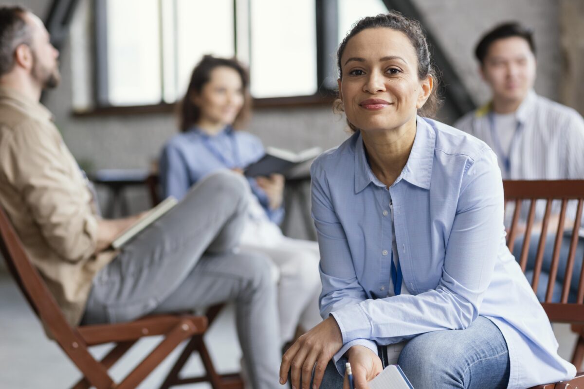 Colaboradora feliz em seu ambiente de trabalho
