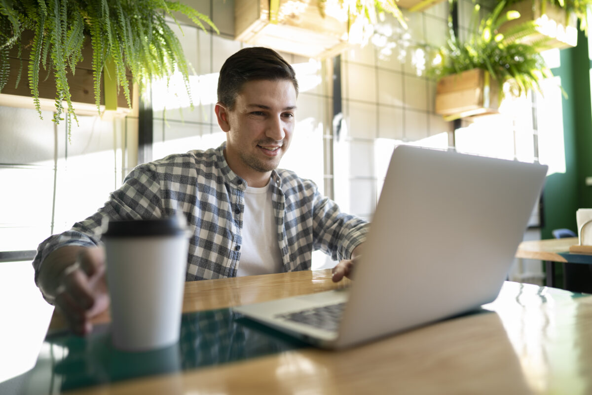 homem trabalhando em casa, no notebook, home office