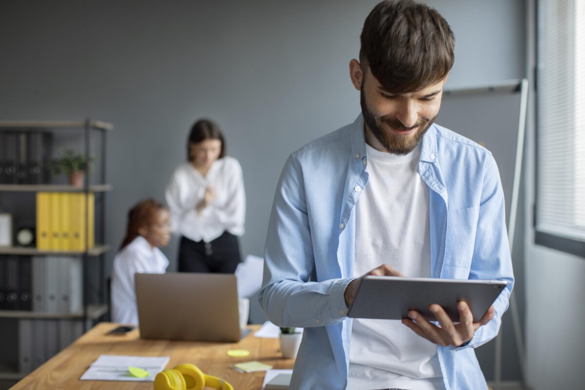 funcionario-utilizando-ferramenta-de-gestao-trabalho-colaborativo-no-tablet