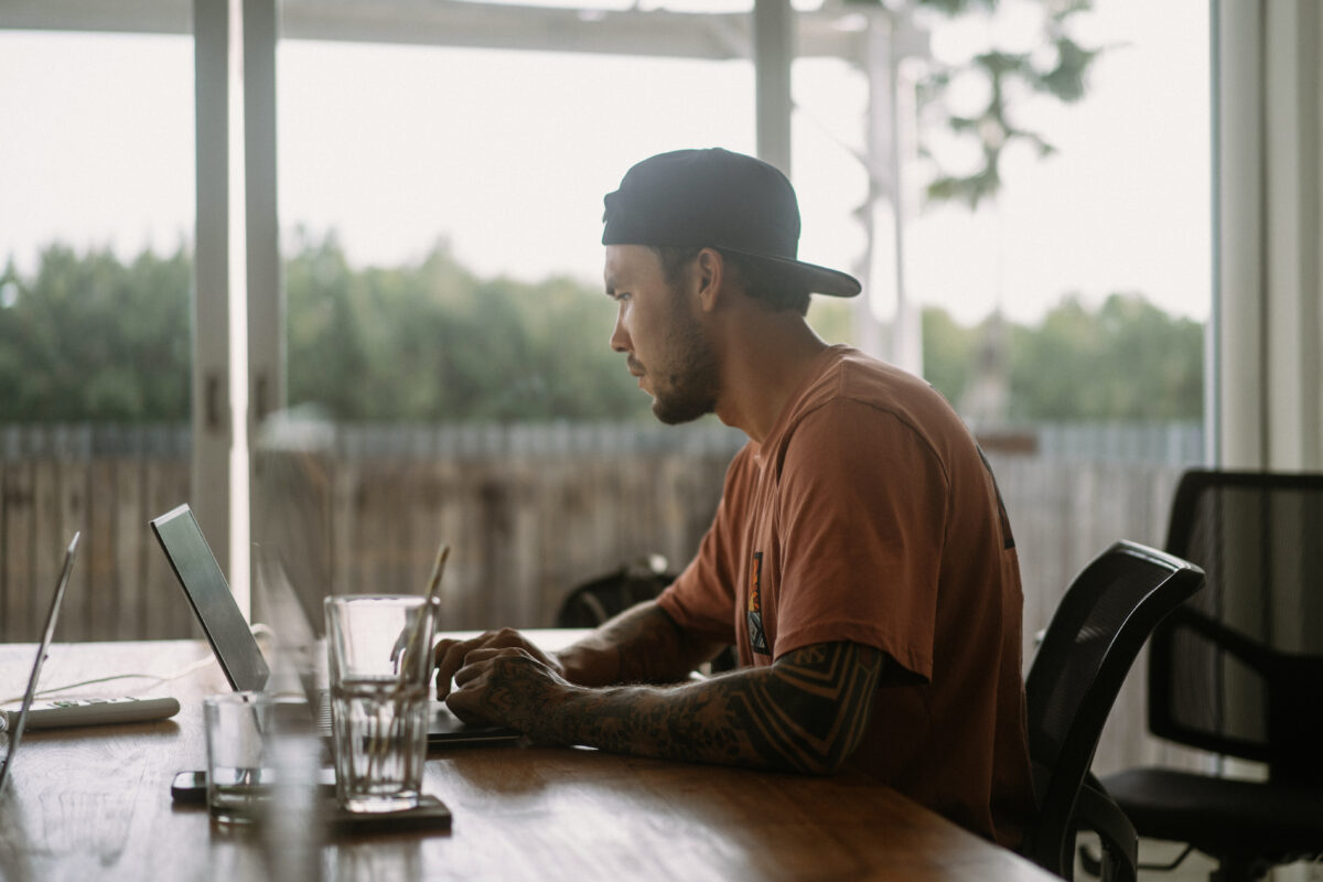 jovem freelancer trabalhando em casa
