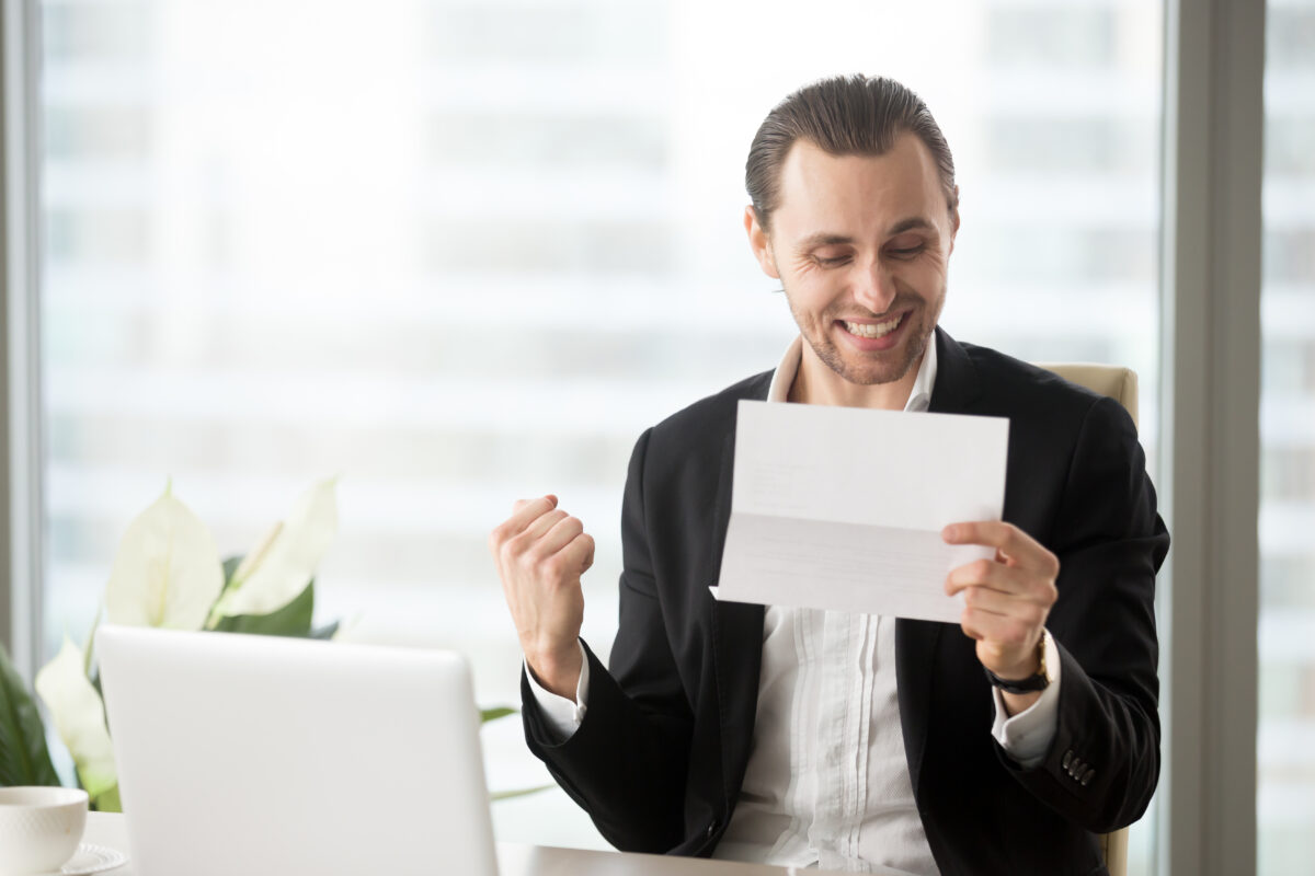 homem vendo no papel o valor do salário a mais de 13º salário