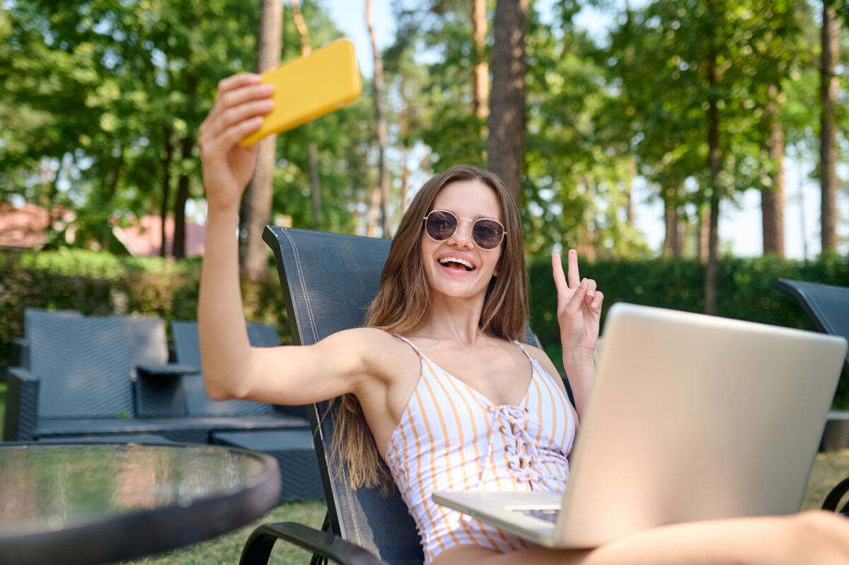 jovem da geração z feliz trabalhando em viagem