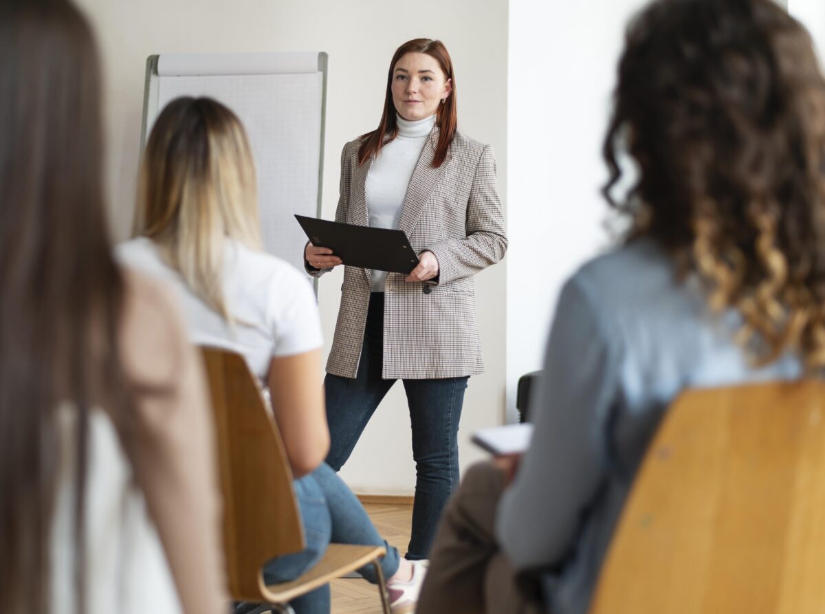 Profissionais em curso de capacitação interna em empresa