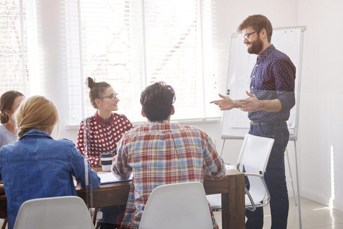 Profissional ministrando curso de-capacitação interna em empresa-para funcionários