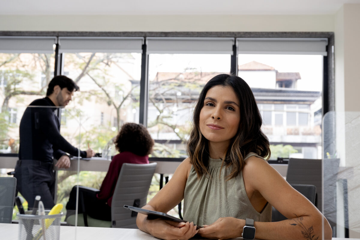 Jovem mulher profissional pleno na sua mesa de trabalho