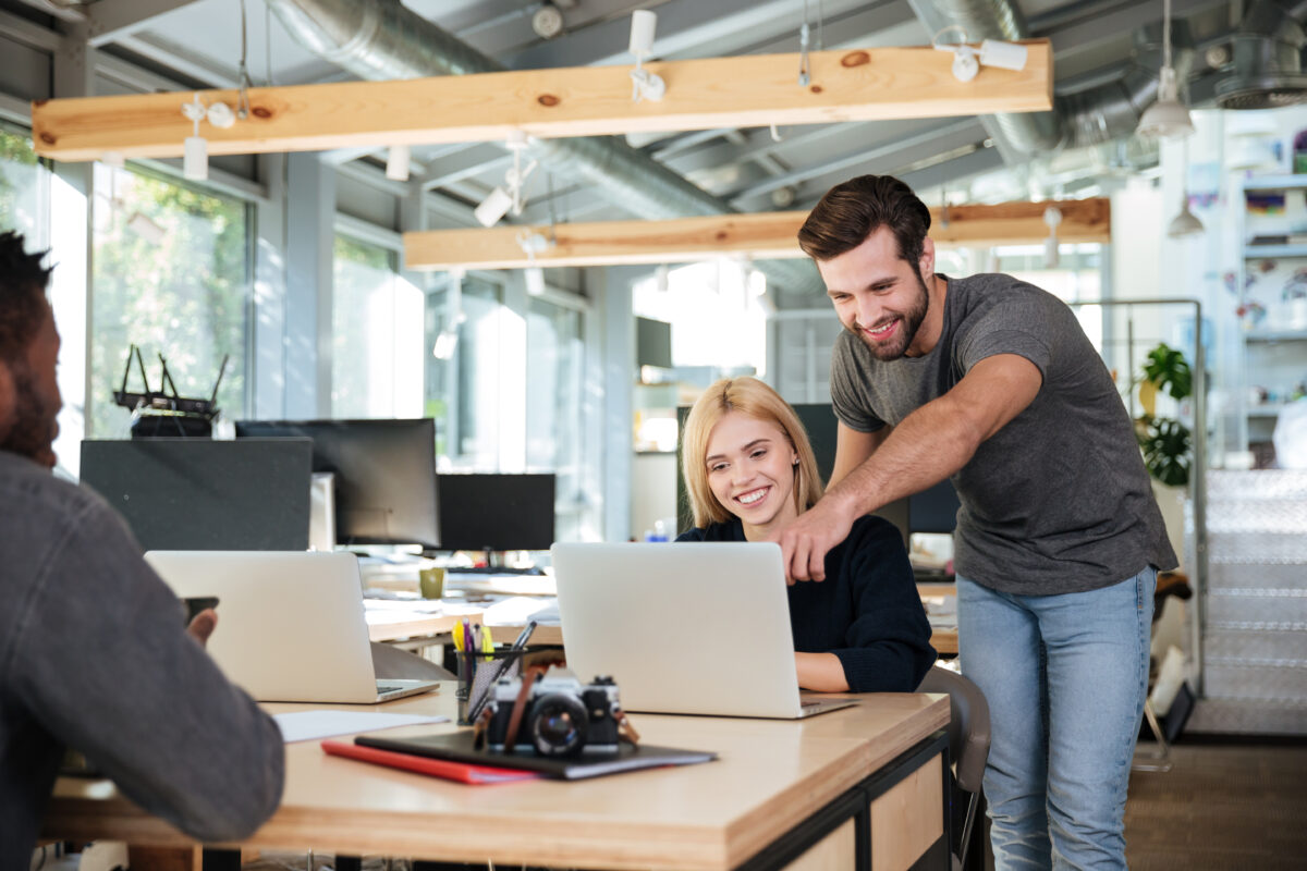 colegas de escritório em coworking gerando networking