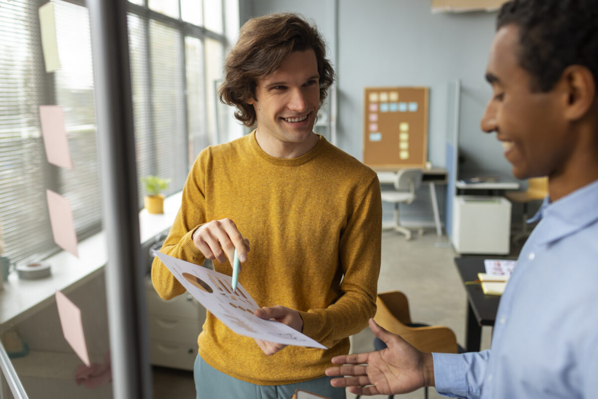 Homem sorridente incentivando funcionário employer branding, marca empregadora 