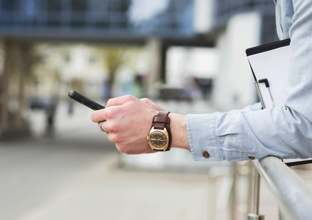 Funcionário realizando marcação de horas controle de ponto remoto com mobilidade no celular