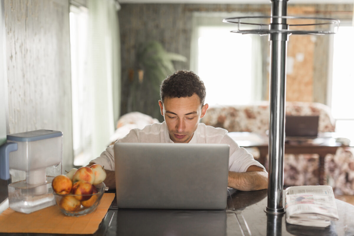 Funcionário trabalhando em casa home office