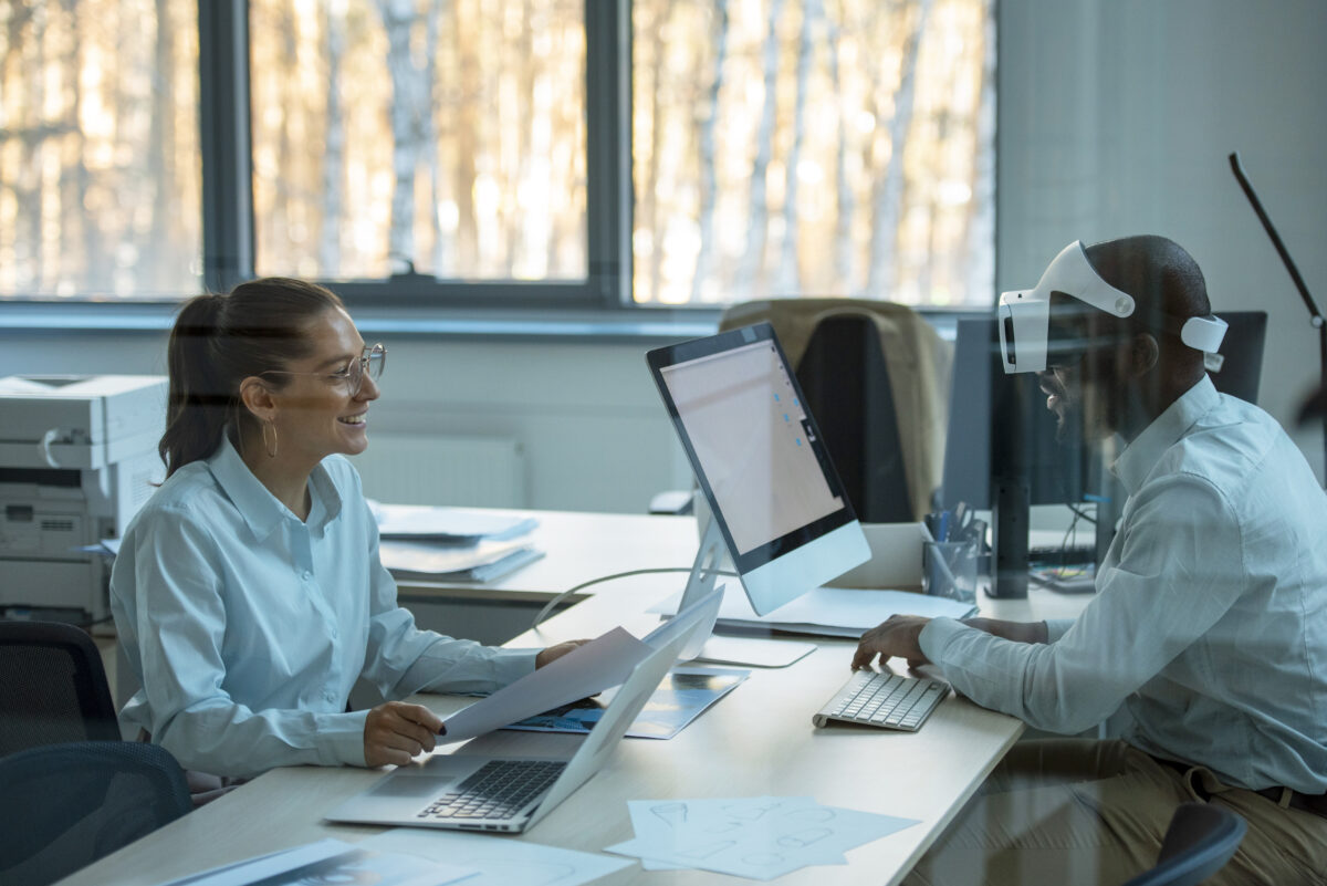 Funcionários utilizando ferramentas de inteligência artificial