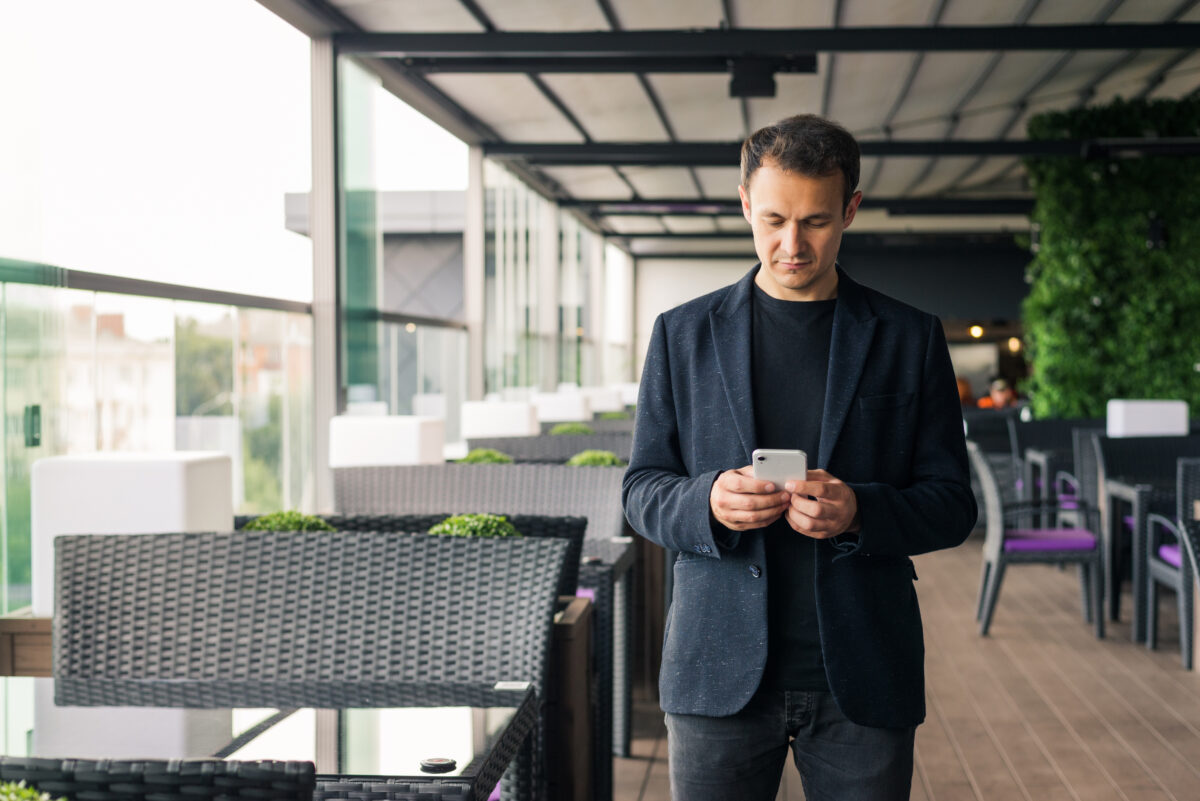 Funcionário terceirizado em empresa realizando registro de horas em ponto digital