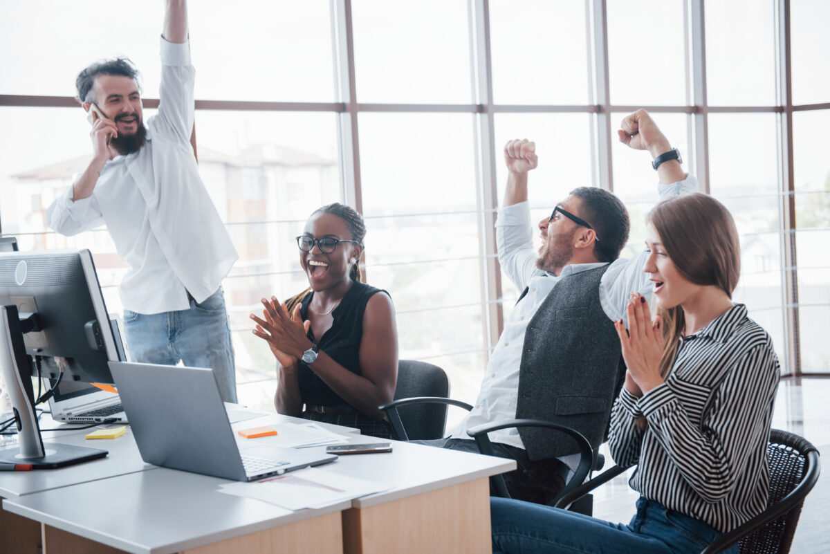 Funcionários felizes e engajados em empresa