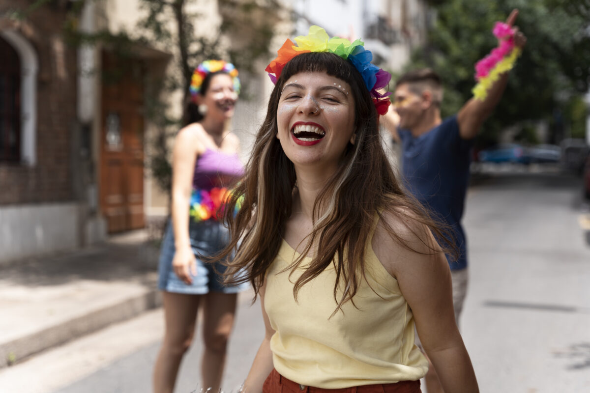 Mulher feliz curtindo o carnaval em uma rua