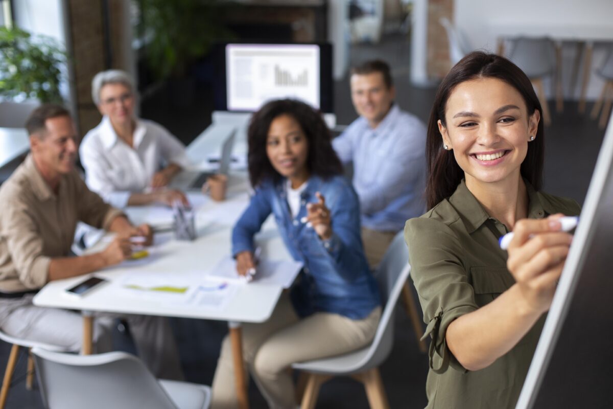 Gerente em empresa realizando gestão da força de trabalho