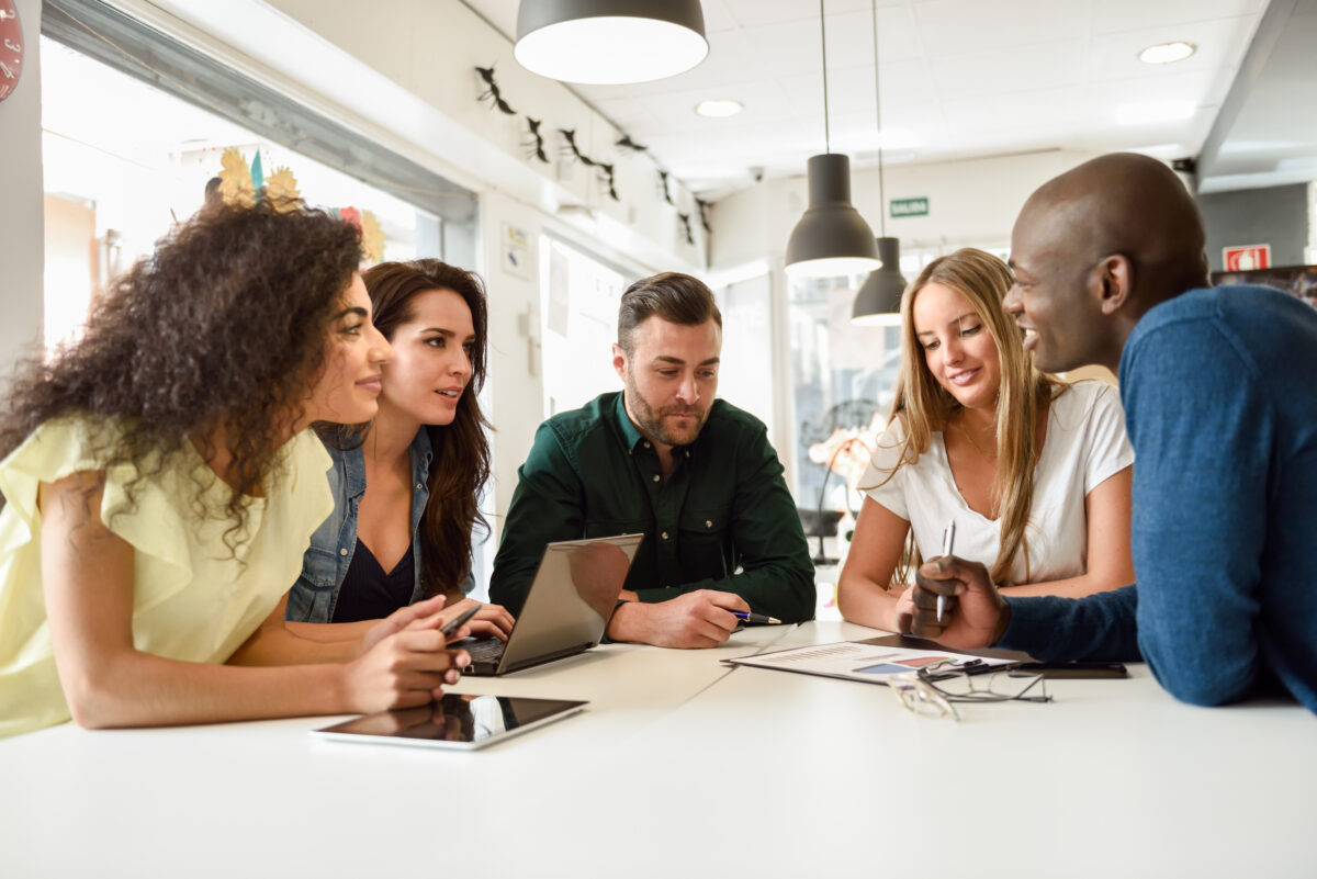 Funcionários de empresa em reunião de trabalho