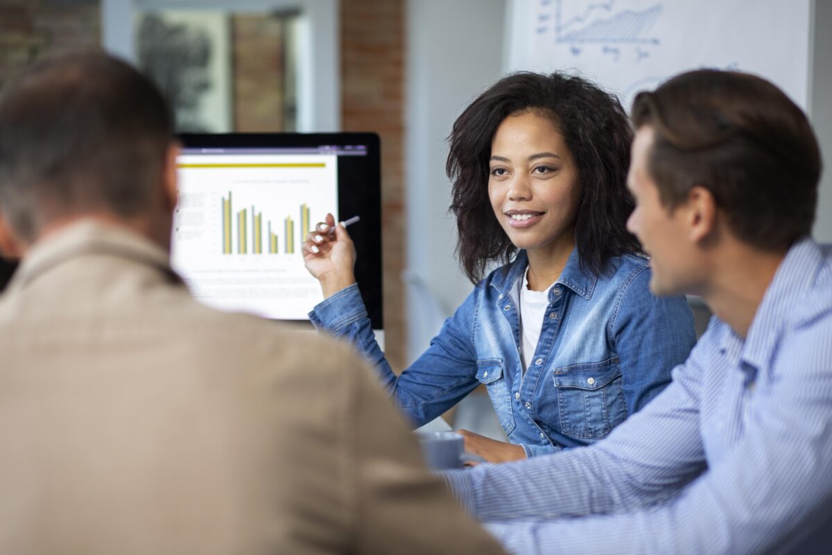 Gerente de RH apresentando dados do People Analytics para Gestão de Pessoas