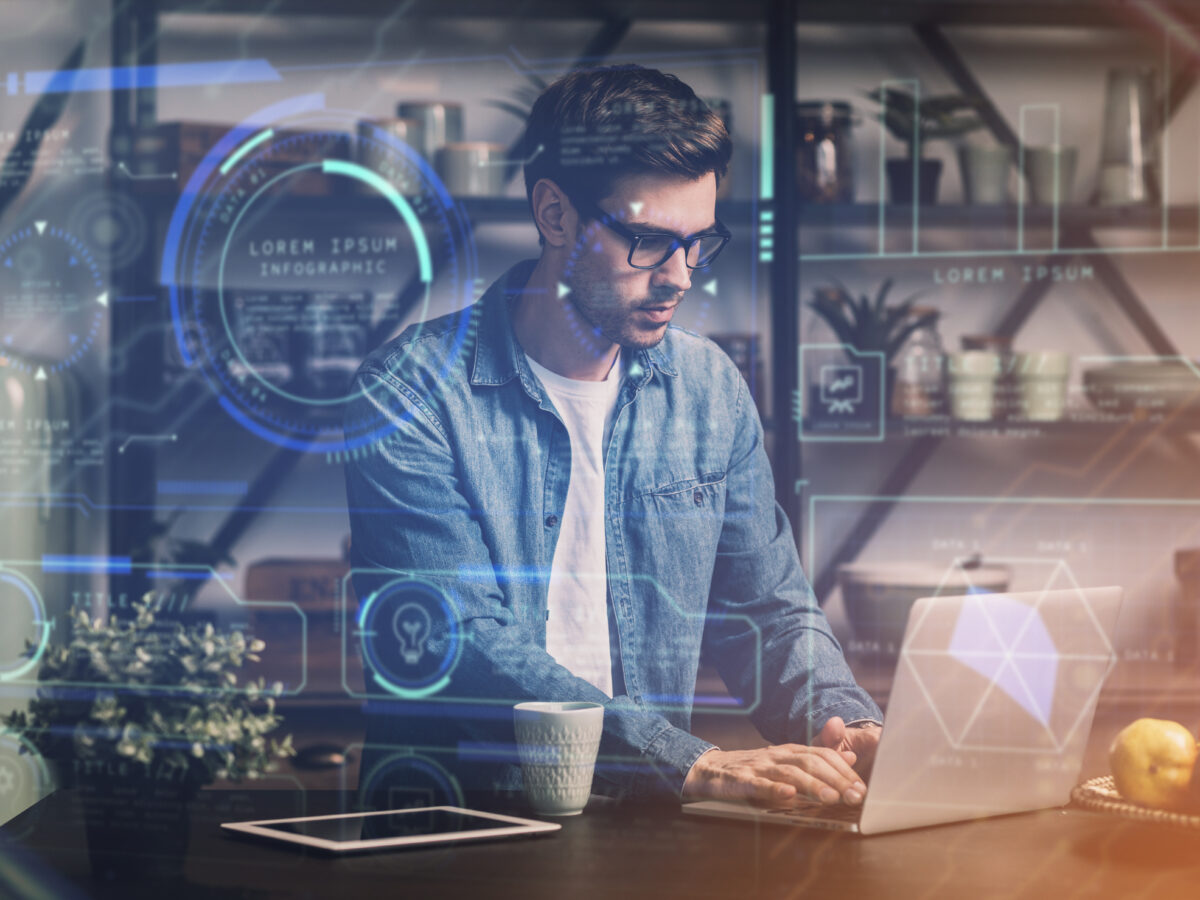 Trabalhador do futuro aprendendo novas tecnologias