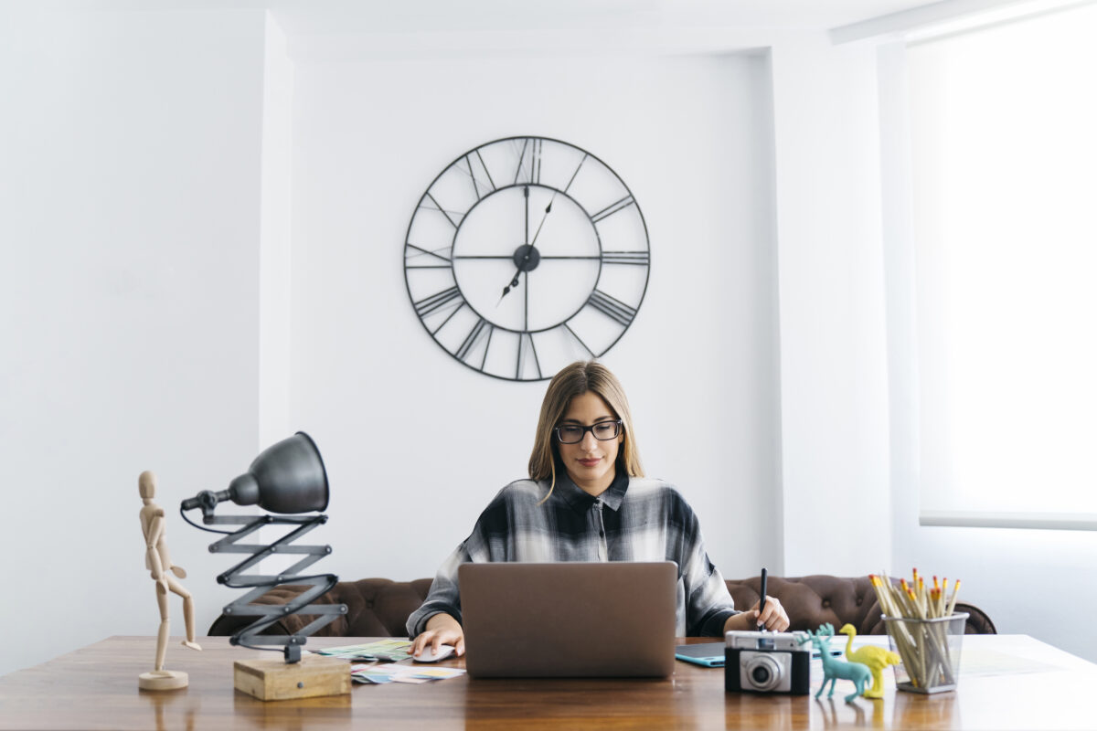 Colaboradora trabalhando em hora extra na empresa