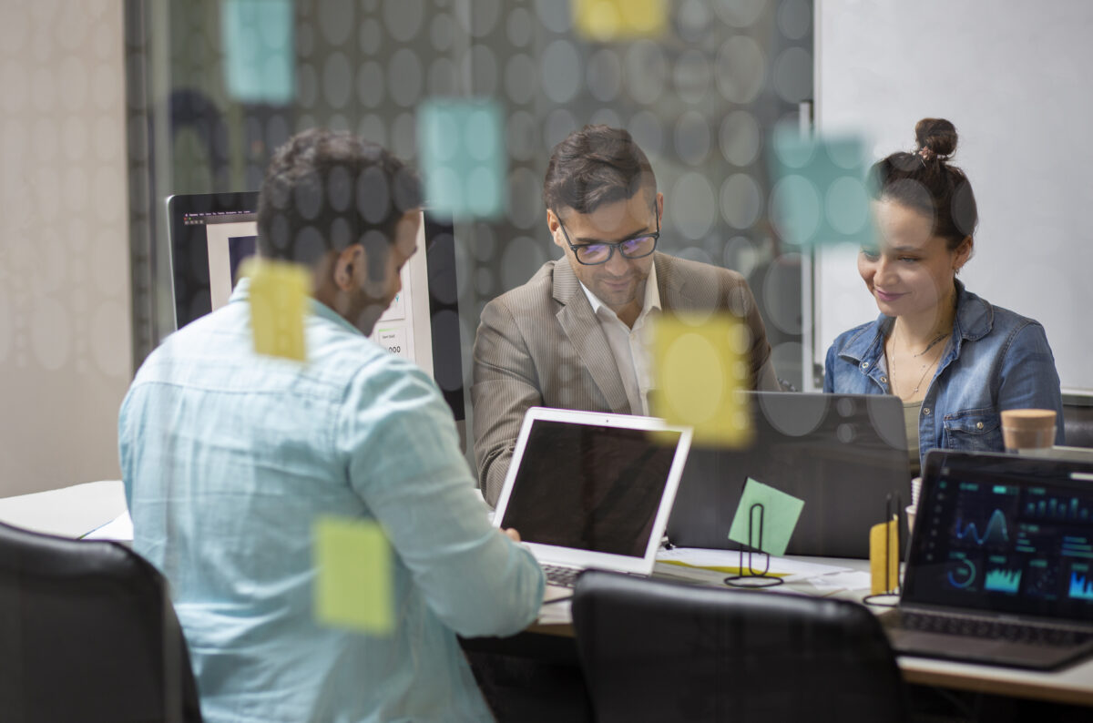 Equipe de funcionários em backoffice de empresa