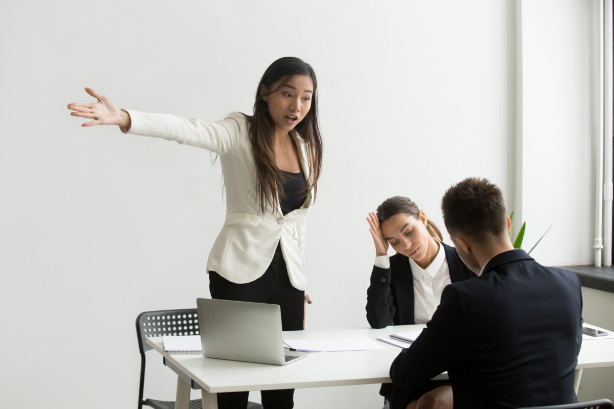 Funcionária agressiva - falta grave no trabalho