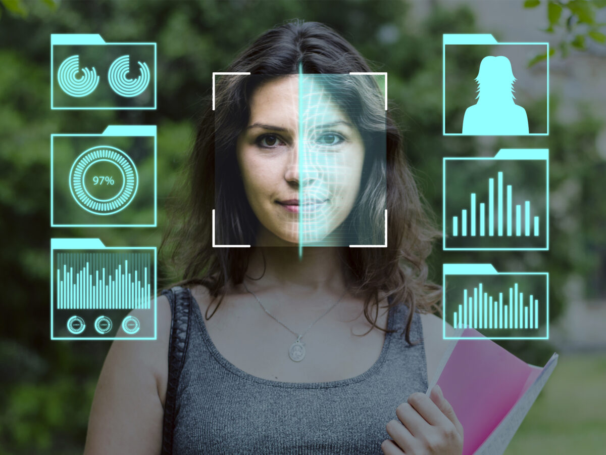 Funcionária diante de uma IA de reconhecimento facial e análise de comportamento - inteligência artificial