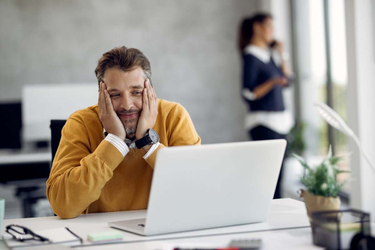 Funcionário entediado agindo com task masking