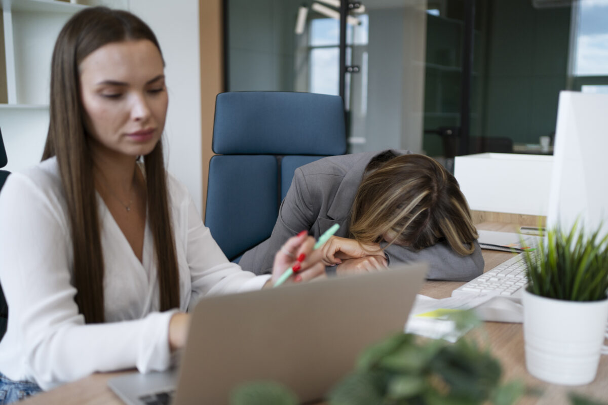 Funcionárias entediadas no trabalho
