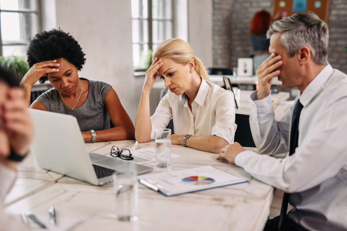 Funcionários cabisbaixos por discussão no trabalho