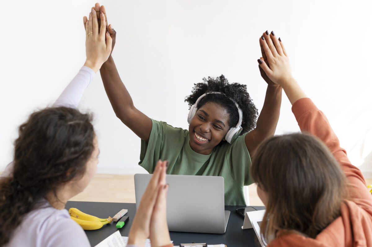 Jovens da geração Z se divertindo no trabalho