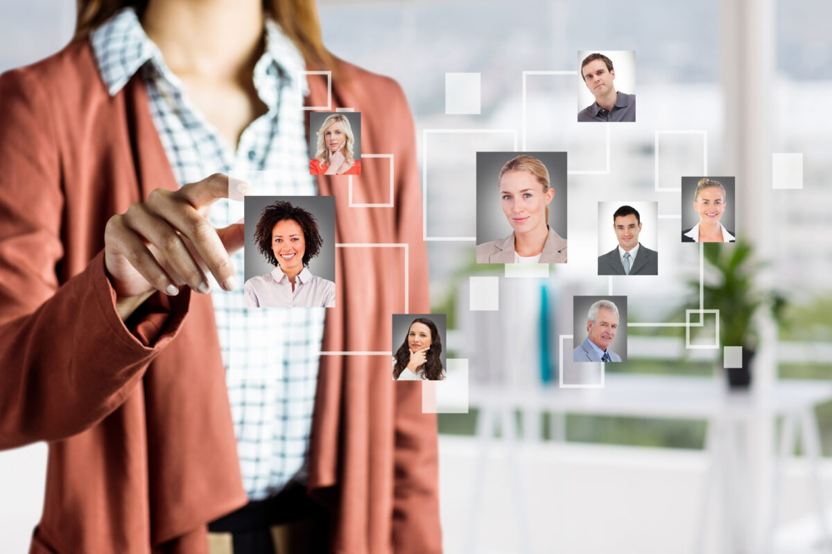 Mulher selecionando fotos de candidatos em recrutamento online