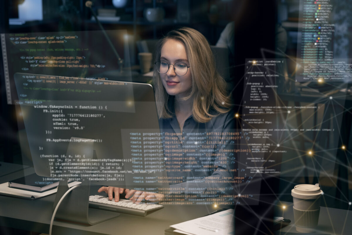 Profissional  mulher trabalhando com Tecnologia da Informação