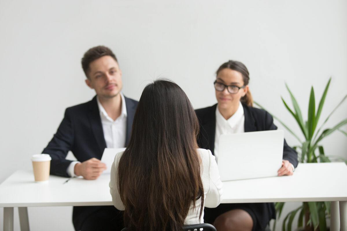 RH entrevistando candidata em recrutamento misto