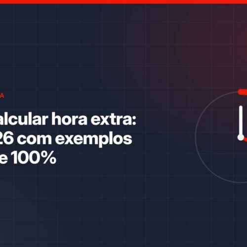 Profissional de Departamento Pessoal conferindo cálculo de hora extra em espelho de ponto eletrônico na tela do computador
