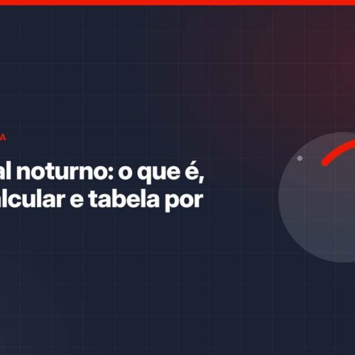 Profissional de Departamento Pessoal conferindo espelho de ponto com horas noturnas destacadas em tela de computador