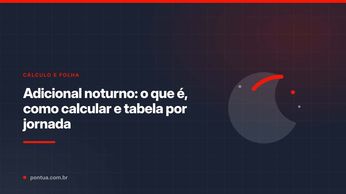Profissional de Departamento Pessoal conferindo espelho de ponto com horas noturnas destacadas em tela de computador