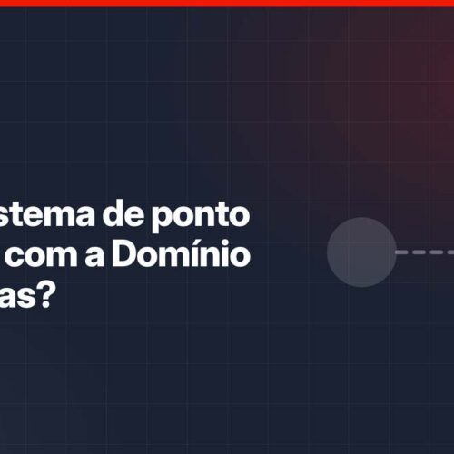 Analista de Departamento Pessoal conferindo apuração de ponto eletrônico em notebook antes do envio para a folha de pagamento